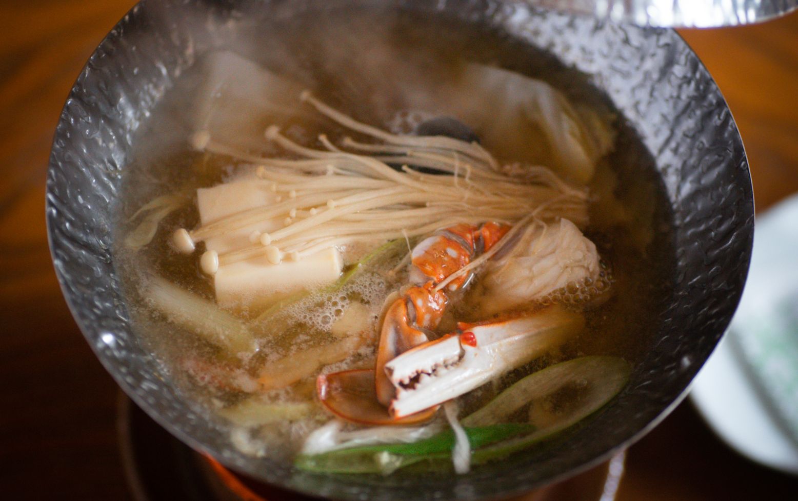 たなかや朝食の人気料理、渡り蟹と深海魚の味噌鍋